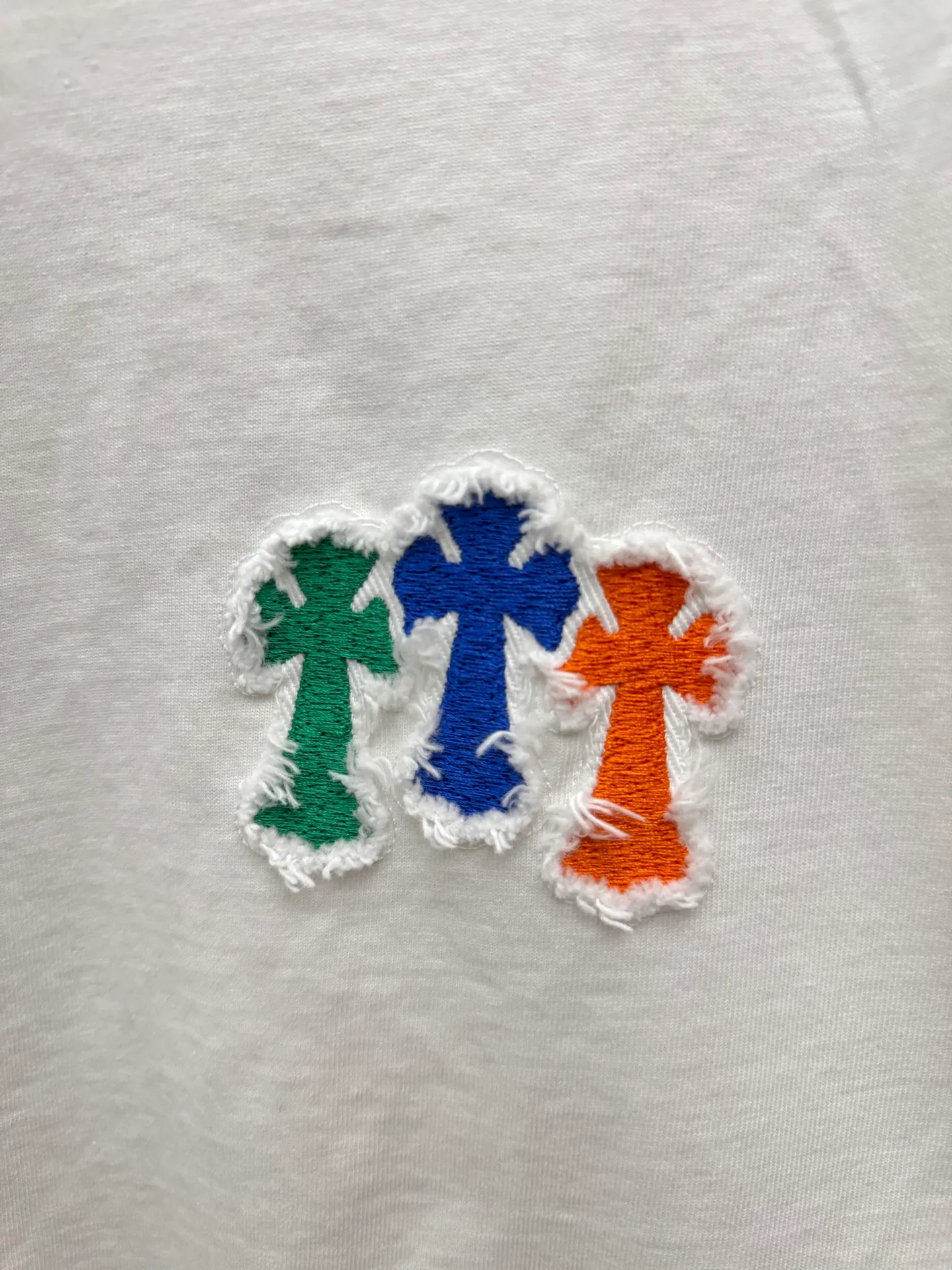 P230 top version, real shot without P, ​​different from market currency) 𝗖𝗵𝗿𝗼𝗺𝗲 𝗛𝗲𝗮𝗿𝘁𝘀/Croxin 2026 spring new original single counter American patch embroidered couple short sleeves 👑The highest version! Customized fabric 320 grams, patch embroidery, best-selling model at the counter, very comfortable to wear. Accessories: original molded and authenticated collar label ➕ 100% silk wash water label. Genuine purchase-grade original hangtag➕matching hanging rope➕3D hanging beads➕original packaging bag. Craftsmanship: The original version has consistent wiring! The highest version of the armhole matching technique! Color: White Black Size: S M L XL Style No.: 6610